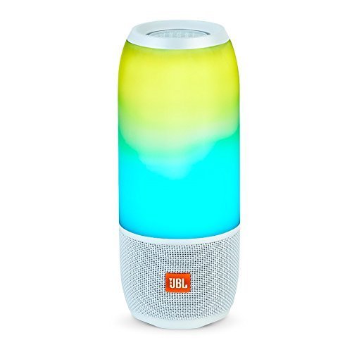 JBL Pulse 3 Bluetooth hoparlör, beyaz bir yüzey üzerinde durarak mavi, yeşil ve sarı renklerle canlı bir ışık gösterisi sunuyor.