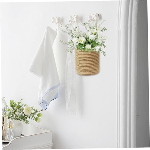 Panier de rangement suspendu pour libérer l'espace au sol du salon