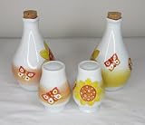 THUN trasforma anche i gesti più semplici in un momento di stile. Questo set accompagna la tavola quotidiana con eleganza e armonia. Ogni elemento richiama la cura per i dettagli e il piacere di condividere un pasto in famiglia. È un complemento che arreda e allo stesso tempo racconta attenzione, tradizione e gusto. Un regalo perfetto per chi ama una tavola curata e accogliente.