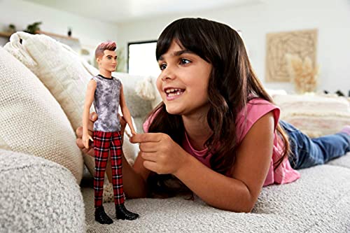 Barbie GVY29 - Ken Fashionistas Puppe mit Pinkem Haar, ärmellosem Batikoberteil, roter Karohose und schwarzen Stiefeln… – Bild 3