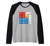 Con bloques de construcción de juguetes de ladrillos de juguete en colores primarios, rojo, amarillo, azul diciendo Just Build It. Para el maestro de ladrillos o maestro constructor de corazón. Usa tu creatividad e imaginación. Para adolescentes y adultos. Frase divertida.