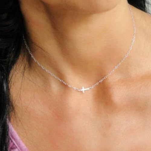 Sublimez votre décolleté avec le collier pendentif croix léger - 3