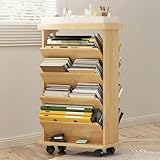 3.【Mobilité optimale grâce aux roulettes verrouillables】Cette bibliothèque de rangement à roulettes en bois est équipée de quatre roulettes pivotantes à 360° pour faciliter son déplacement d'une pièce à l'autre. Deux de ces roulettes sont munies de freins, garantissant stabilité et sécurité en toutes circonstances. Idéale pour organiser livres, dossiers et fournitures, elle apporte une touche d'élégance à votre intérieur, que ce soit à la maison ou au bureau.