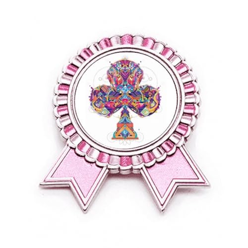 Broche cartes à jouer rose en métal pour sublimer un blazer lors d'un cocktail