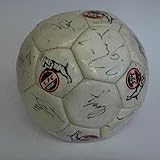  Autogrammball mit Unterschriften der Mannschaft von etwa 1995
