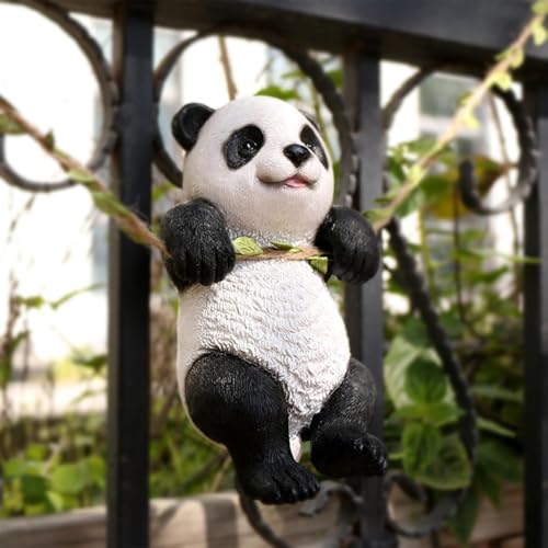 Panda trepando una cuerda con diseño resistente para un jardín elegante 8