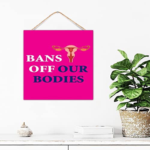Letrero de madera Bans Off Our Bodies para colgar en estantes 5