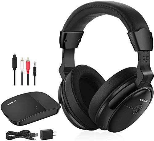 Le casque sans fil avec protection auditive pour une personne âgée