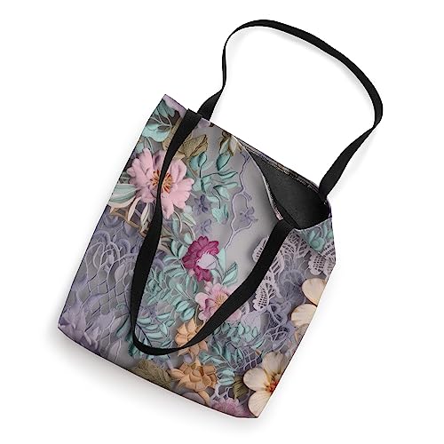 Bolso tote con estampado floral de encaje en tonos lavanda, rosa pálido, azul marino y blanco miniatura 2