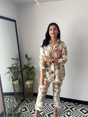 Image of LookMark Women Kurta Set With Floral Print and Cotton Blend Fabric With Pant
