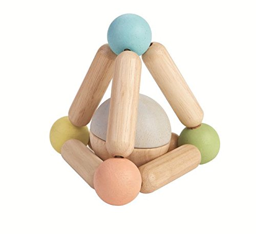 Hochet triangle pastel Plan Toys favorisant la motricité fine en bois