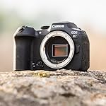 Canon EOS R7 Kamera spiegellose Camera (DSLR Upgrade, Hybridkamera, 4K/30p Videoaufnahmen, bis zu 15 B/s, WLAN, Deep-Learning Dual Pixel CMOS AF II Fokussystem) schwarz – Bild 4