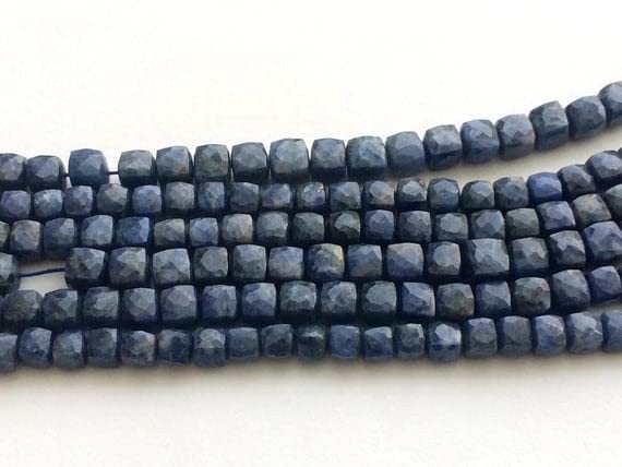 Perles cube en sodalite naturelle de 6.5mm à 8mm pour création de collier en sodalite bleue facettée