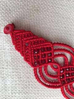Brazalete ancho rojo macramé hecho a mano con cuentas de cristal a juego.Mide aprox.18 cm. de largo y 5 cm. de ancho.Cierra con botón