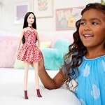 Barbie Fashionistas Poupée #246 avec Cheveux Noirs, Tenue Thématique Léopard | Vêtue d'une Robe Sans Manches à Imprimé Léopard Rose avec Accessoires comme un Collier à Nœud et des Bottes