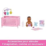 Barbie Skipper Big Babysitting Adventure, Skipper mit schwarzen und blauen Haaren, Baby mit braunen Haaren, Fläschchen, Bettchen, Zubehör, inkl. 2 Puppen, Geschenk für Kinder ab 3 Jahren,HJY34