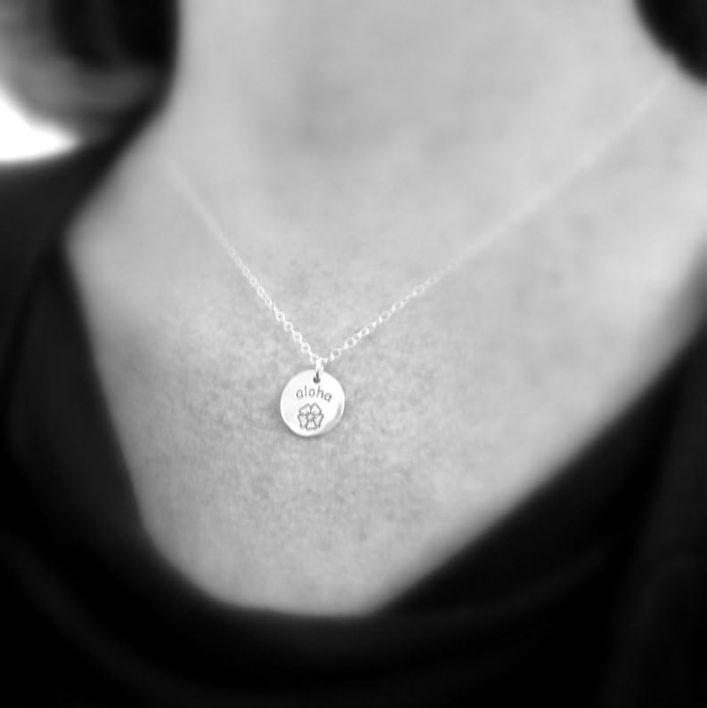 Aloha & Flower - Collar con colgante grabado, dije de plata de ley refinada con cadena de cable de 18 pulgadas, grabado personalizado, joyería botánica regalo para mujeres y hombres | PNK_GH