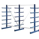 Das eurokraft Kragarmregal bietet die ideale Lösung für die Lagerung von langen oder sperrigen Gegenständen in Ihrem Lager oder Ihrer Werkstatt. Dank seiner Regallänge von 2700 mm und der zweiseitigen Nutzung bietet es maximale Lagerkapazität, während die einheitliche Kragarm-Länge von 500 mm / 520 mm unten für optimale Organisation sorgt.