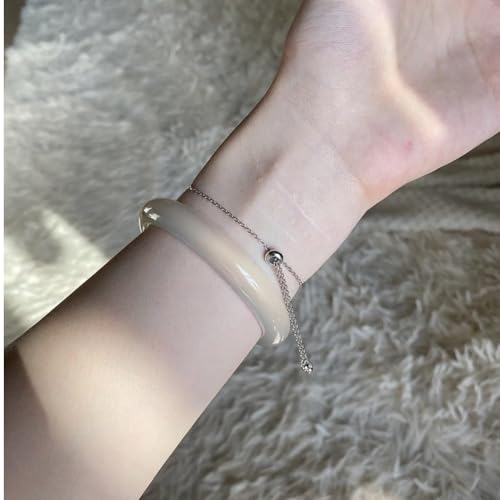 Bracelet en jade blanc clair de lune d'une finition remarquable