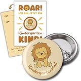 Jubelux Kindergartenkind Löwen Button | Löwenmotiv - Rund Ø 3,7 cm mit Nadelverschluss | ideal zum Kindergartenstart, Kindergarten Buttons mit Geschenkkarte
