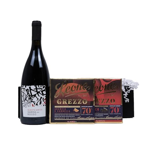 Geschenk-Set „Vino e Cioccolato“ mit Wein und Schokolade in einem Geschenkkarton Italienischer Rotwein Questo Amico Garda Rosso mit Zartbitterschokolade 70% Cacao und Café Geschmack als Geschenkset