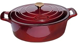 La Cuisine Schmortopf oval aus emailliertem Gusseisen mit Deckel, Emaille-Innenbeschichtung schwarz matt, 5 Liters, vergoldeter Deckelknopf, ofenfest, Cranberry