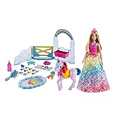 Kinder haben Freude beim Füttern, Pflegen und Stylen, wenn sie der Barbie Prinzessinnen Puppe helfen, sich im Wolken-Stall um ihr magisches Einhorn zu kümmern.