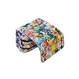 Design Authentique : Affichez vos personnages préférés tels que Pikachu, Évoli, Dracaufeu, Bulbizarre, et plus encore. Les graphismes vifs et colorés raviront petits et grands. Grande Capacité : Avec ses multiples compartiments, cette trousse offre suffisamment d’espace pour ranger stylos, crayons, gommes, surligneurs, et autres accessoires. Matériaux de Qualité : Fabriquée en tissu polyester résistant, cette trousse est conçue pour durer. Les fermetures éclair robustes assurent une ouverture et fermeture faciles.