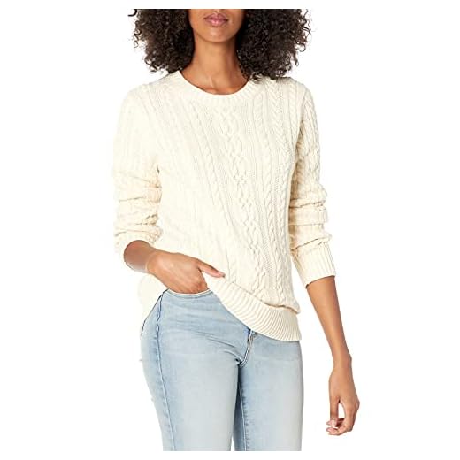 17+ Fall Outfit Ideas for Women That Always Look Stylish Cable-knit sweater