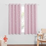 Que Contiene: 2 paneles de Cortinas Opacas Estrellas Troqueladas con ojales, cada unidad se mide 117 x 137 cm (Ancho x Altura). Las cortinas de color oscuro ayudan a bloquear más luz solar.