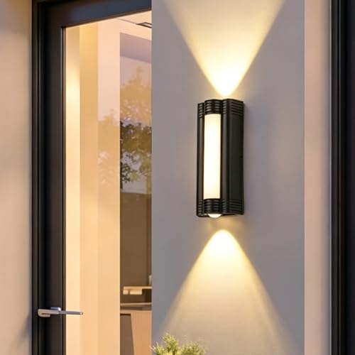 Luminaire mural moderne pour illuminer vos soirées sur la terrasse et le porche