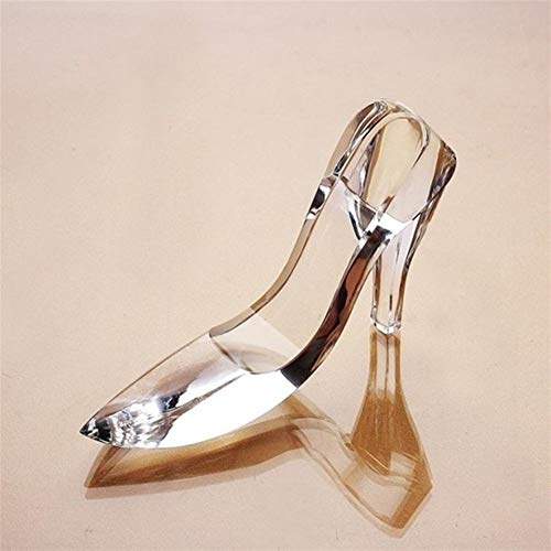 Chaussures miniatures en verre pour embellir un intérieur sans charme