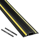 El diseño de la cubierta de esta canaleta de suelo para cables evita riesgos de tropiezos en zonas con tráfico peatonal moderado.