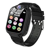 【Diverses Fonctions Utiles Montre Connectée Enfant】Cette montre connectée enfant est mise à niveau vers la dernière génération d'écran tactile couleur de 1,54 pouces, offrant une protection des yeux et une excellente qualité d'image, y compris les fonctions les plus utiles : téléphone, photo, musique, SOS, jeux de puzzle, vidéos, enregistrement, réveil , minuterie, calculatrice , calendrier, mode classe silencieux, cinq langues et bien plus encore
