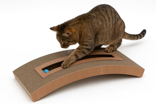 Tiragraffi per Gatti – Flamingo Deso Marrone – 49x24x9 cm – con Erba gatta – Pallina sonaglio – Doppio Lato – Cartone riciclabile