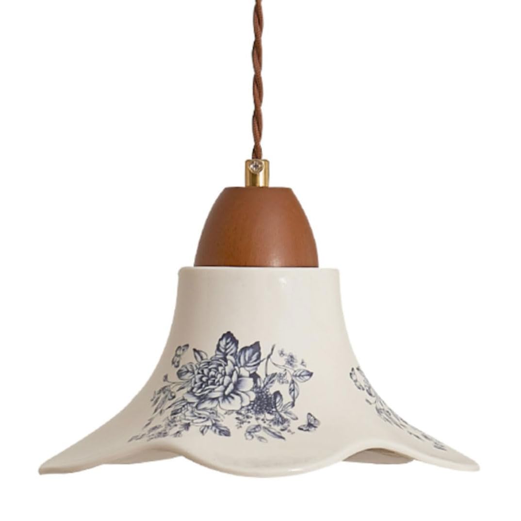 Zawieszenie w stylu vintage z niebieskiej i białej porcelany, z drewnianą podstawą i dekoracyjnym kloszem w kształcie kwiatu. Żyrandol z regulacją wysokości, idealny do sypialni, jadalni