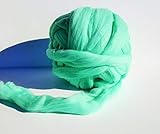 lana xxl para tejer con las manos Lana de merino 100% española procedente de ovejas extremeñas. Nuestra lana está peinada y dispuesta en mecha. Ligera, esponjosa, suave, procede de oveja merina que está en peligro de extinción. Para tejer con los brazos o agujas xxl. Disfruta tejiendo tus mantas y sintiendo en tu piel esta lana cargada de historia que además te abrigará con su calidez en momentos fríos y vestirá tu hogar con elegancia.
