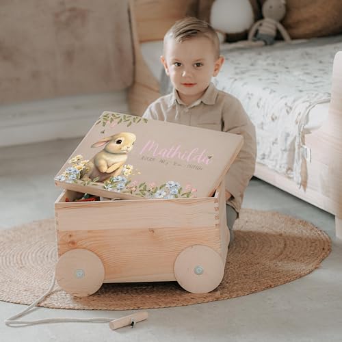 Kidsmood - Spielzeugwagen, personalisiert mit Namen – Spielzeugkiste zum Ziehen, Holzkiste mit Deckel, Aufbewahrungsbox für Baby Spielzeuge, Tolle Erinnerungskiste Baby, Geschenk zur Geburt & Taufe