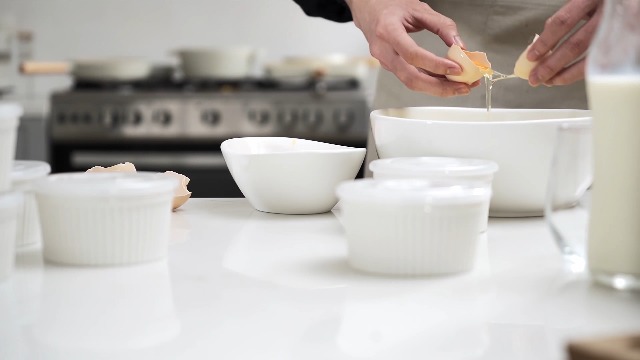 DOWAN Ramekins 8 oz Oven Safe with Lids, Creme Brulee Ramekins Bowls, Porcelain Ramiken Souffle Dishes, Custard Cups for Baking, Small Bowls for Pudding Dip Sauces Charcuterie Dessert, Soft White, Set of 6