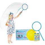 LA CONFEZIONE INCLUDE: Il set comprende 1 flaconcino di soluzione saponosa per bolle di sapone da 250 ml, 1 cerchio in plastica per bolle (17.5 cm di diametro), 1 piatto per la soluzione sapone bolle e le istruzioni, con questo set completo, avrai tutto ciò di cui hai bisogno per creare bolle giganti come per magia. Questo gioco bambino 5 anni è disponibile in giallo/blu o giallo/rosa (selezione casuale)