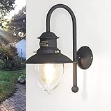DESIGN : Le luminaire mural extérieur Premium riche en détails dans un look antique avec des vis décoratives de haute qualité et un bouclier décoratif. L'apparence typique du style est complétée par l'abat-jour en verre de forme originale, qui protège également la lampe des intempéries. Chaque luminaire est une pièce unique entièrement faite à la main dans les ateliers du designer italien Giovanni Battista.