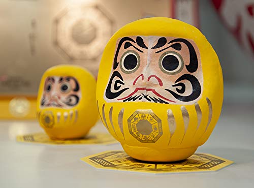 Amazon.co.jp: 東団や 縁起物【金運だるま・1号 9cm：台座付】大吉招福