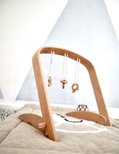 Arche d'éveil scandinave en bois : stimuler bébé sans plastique avec 3 hochets