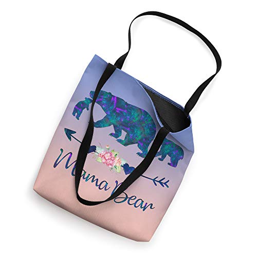 Bolso tote azul turquesa y morado con estampado de osa mamá y dos crías, flores acuarela en fondo rosa y azul miniatura 2