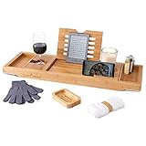 Perfekte Passform: Unsere nachhaltige Badewannenablage lässt sich leicht ausziehen und passt auf die meisten Badewannen und ihre rutschfesten Polster halten sie stabil und sicher. 70 cm breit und 23 cm tief, ausziehbar auf 105 cm, speziell behandelt mit einer wasserabweisenden Oberfläche, um den Bambus zu schützen.