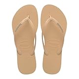 DESIGN MODERNE AVEC LOGO EN RELIEF. Elles intègrent des lanières stylisées avec le logo distinctif Havaianas dans une teinte vive qui se détache sur la lanière, ajoutant une touche chic et contemporaine. Leur silhouette raffinée les rend parfaites pour être associées à des tenues de jour ou de nuit, que ce soit à la plage ou lors d'une promenade en ville