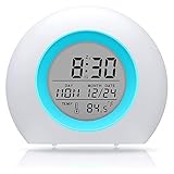 Ce réveil des enfants a 7 lumière de nuit de couleur arc-en-ciel, il peut être utilisé comme une lumière de réveil, des lumières de nuit multicolorées, une lumière de nuit, une luminosité de l'atmosphère, des horloges de chambre à coucher, un éclairage intérieur, une horloge de réveil Convient particulièrement à être un cadeau de vacances à votre famille ou à vos amis