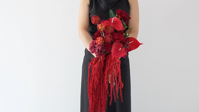 Ramo de boda boho asimétrico con rosas rojas y amaranto miniatura 7