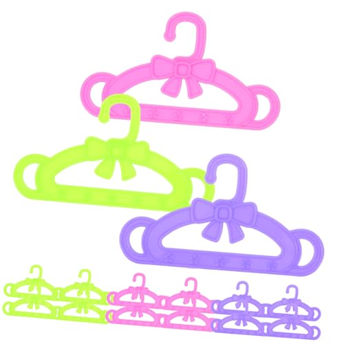 Cintres pour vêtements de poupée : 10 supports colorés pour organiser l'armoire des enfants