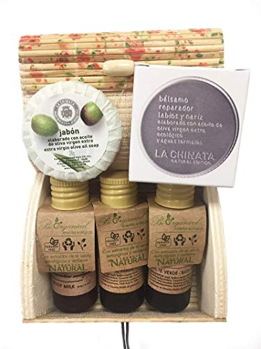 Baúl grande de flores con miniaturas de bodymilk, gel, champú (30 ml), pastilla de jabón para manos y bálsamo reparador.